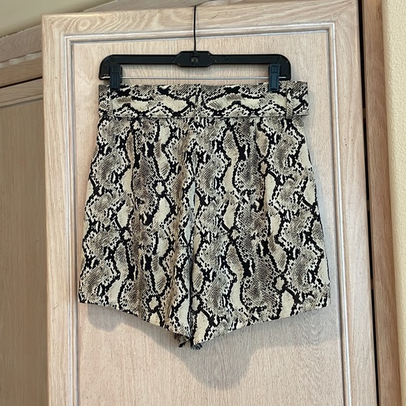 Snakeskin High Waisted Shorts with Removable Belt - Picture 5 of 8